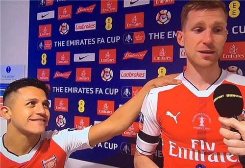 足坛最萌身高差！梅西伊布神图