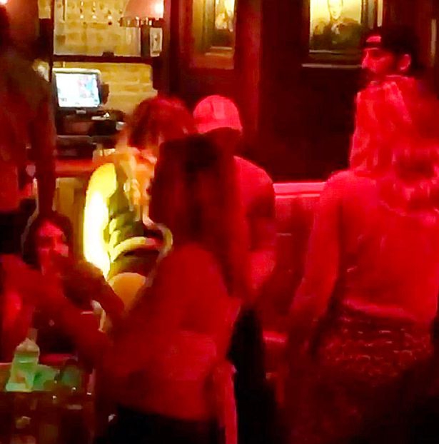 鲁尼夜店喝酒一群美女环绕