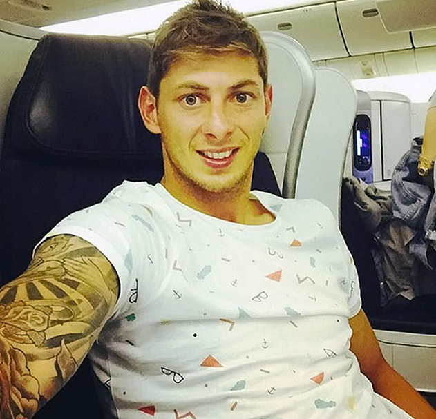 英超新援飞机失联 球迷祈祷