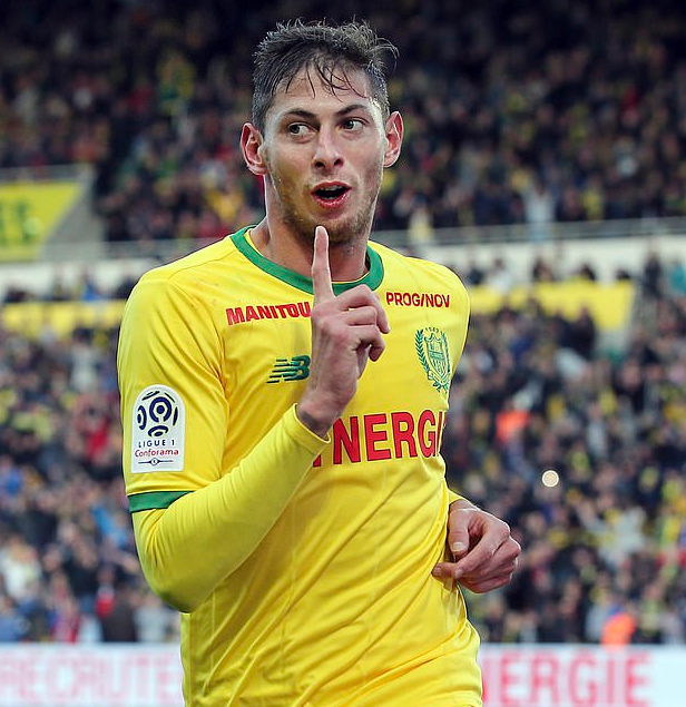 英超新援飞机失联 球迷祈祷