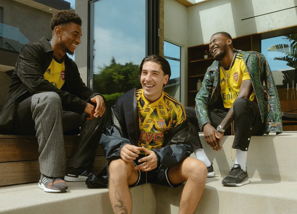 帅炸！阿森纳新客场球衣发布 哈登送出助攻