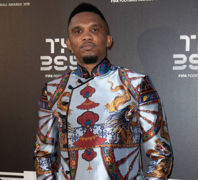 霸气！埃托奥穿龙袍亮相颁奖礼