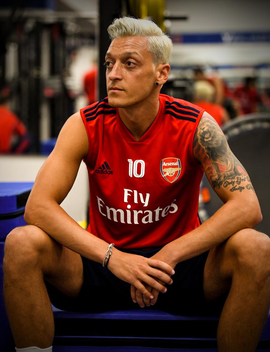 雷人！厄齐尔发型巨变太辣眼