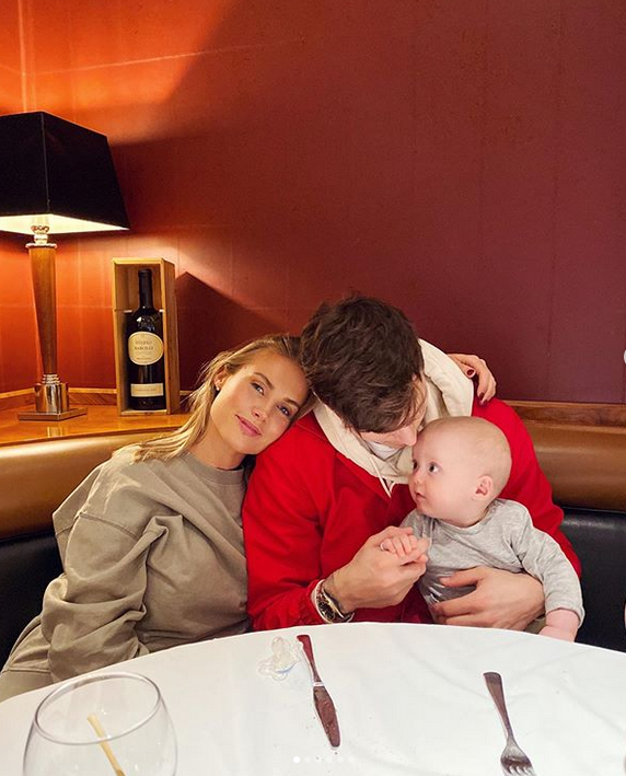 曼联名将怀抱娇妻!身材性感