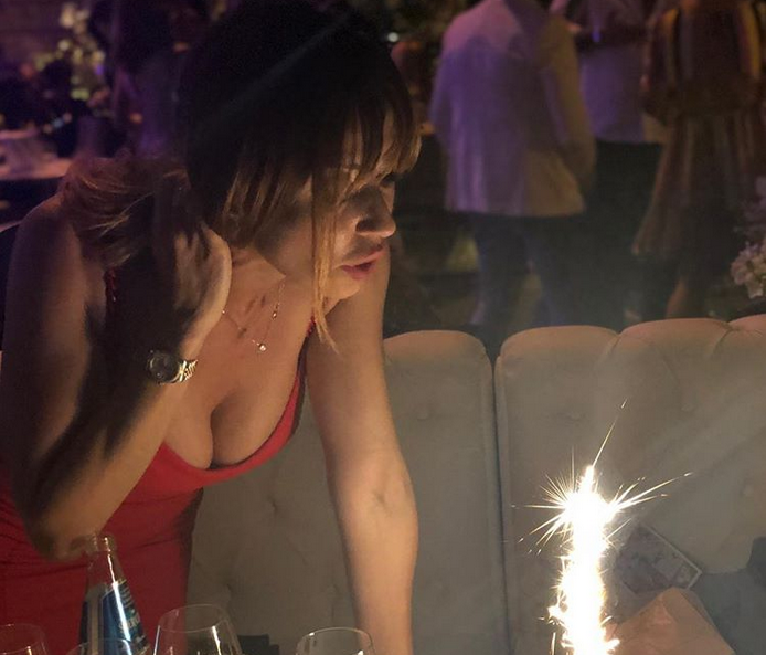 美女主持酷爱足球！双球引人