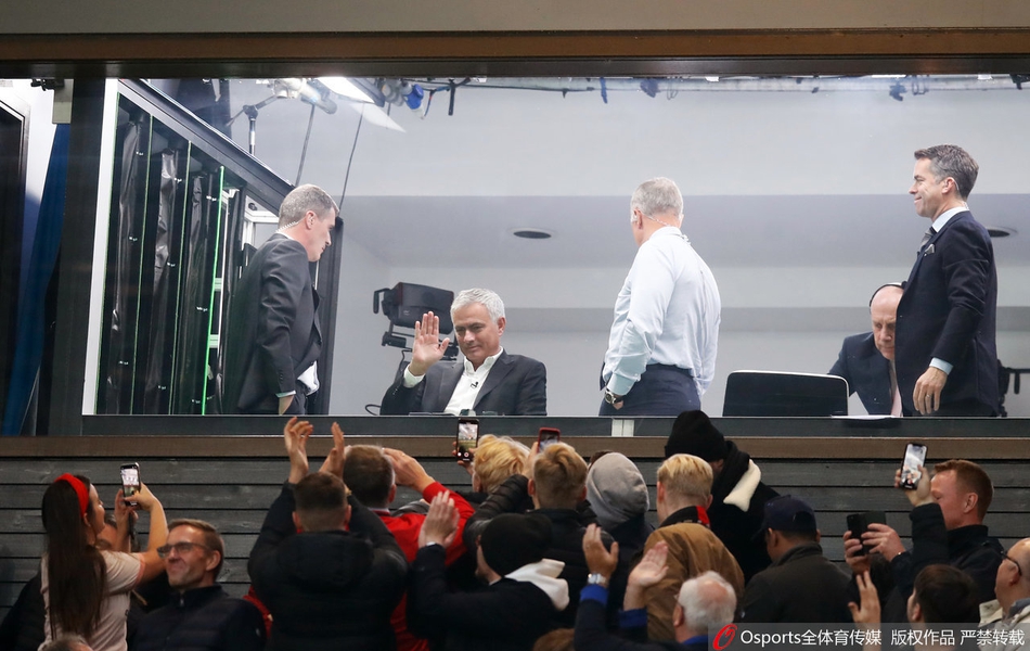 曼联球迷高唱穆帅！狂人送飞吻