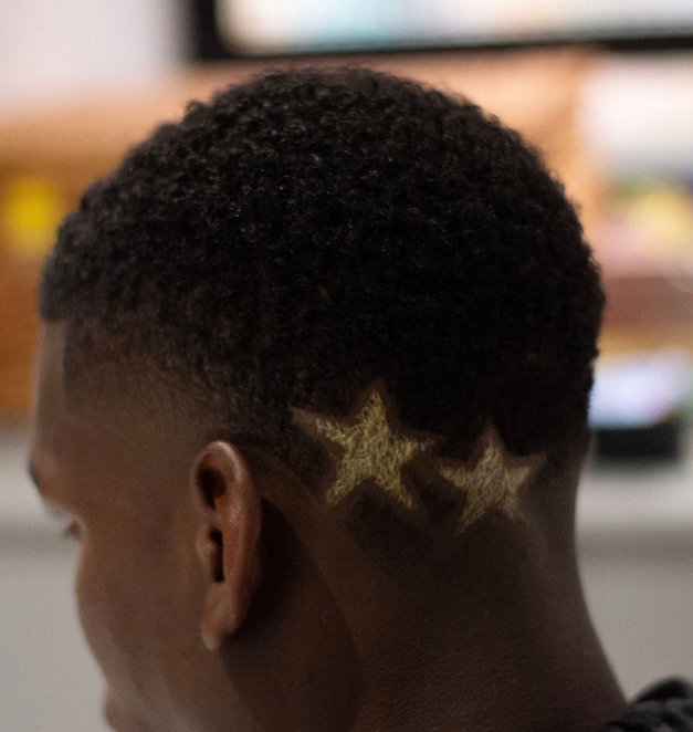 博格巴又换发型!这颜色太扎眼