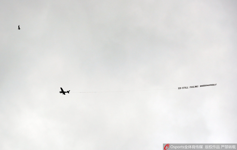 曼联球迷高唱穆帅！狂人送飞吻