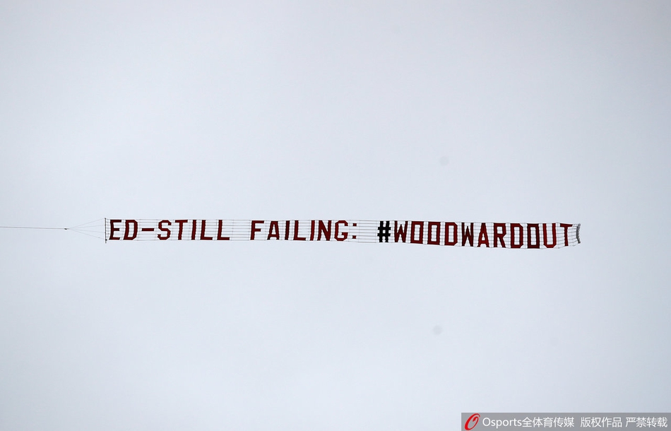 曼联球迷高唱穆帅！狂人送飞吻