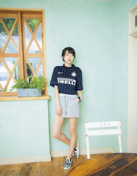 日本美女身穿球衣！又美又可爱