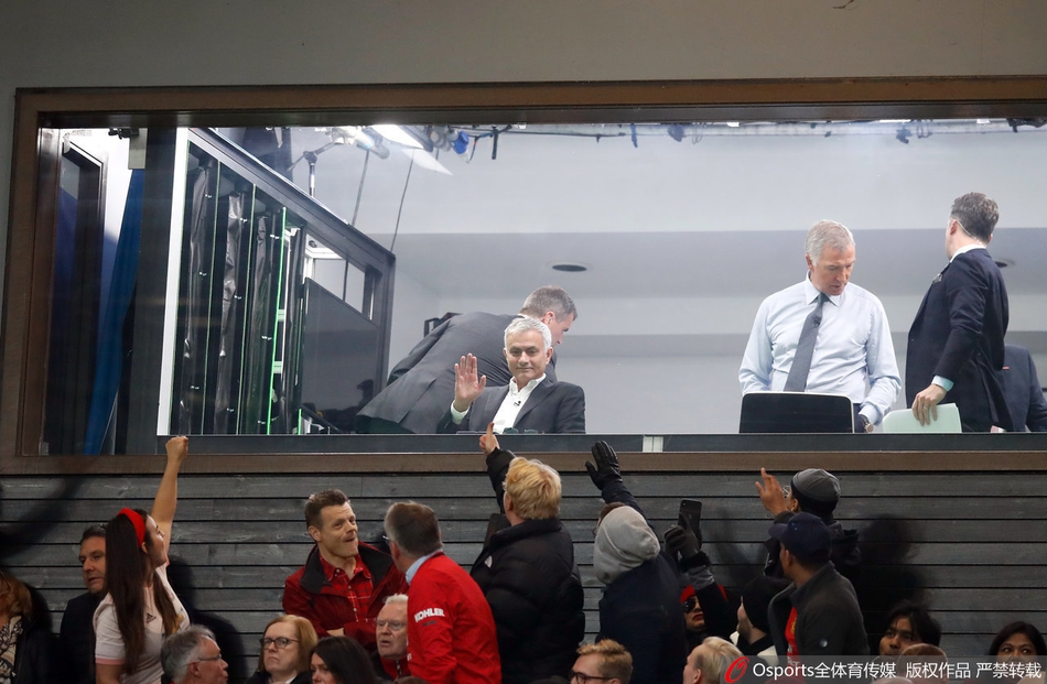 曼联球迷高唱穆帅！狂人送飞吻