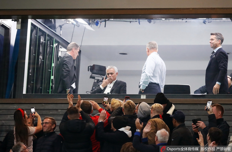 曼联球迷高唱穆帅！狂人送飞吻