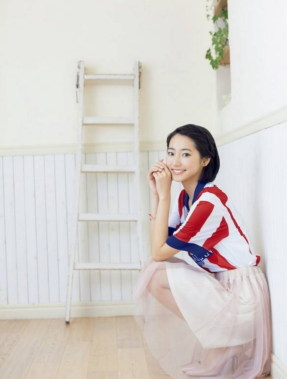 日本美女身穿球衣！又美又可爱