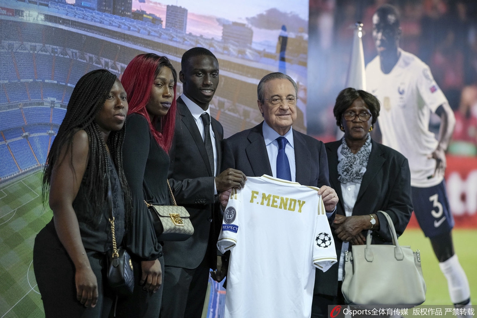 尴尬了！皇马新援亮相颠球失误