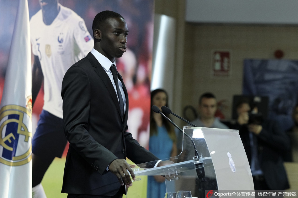 尴尬了！皇马新援亮相颠球失误