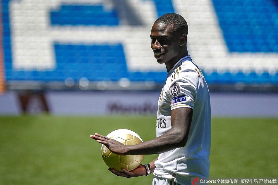 尴尬了！皇马新援亮相颠球失误