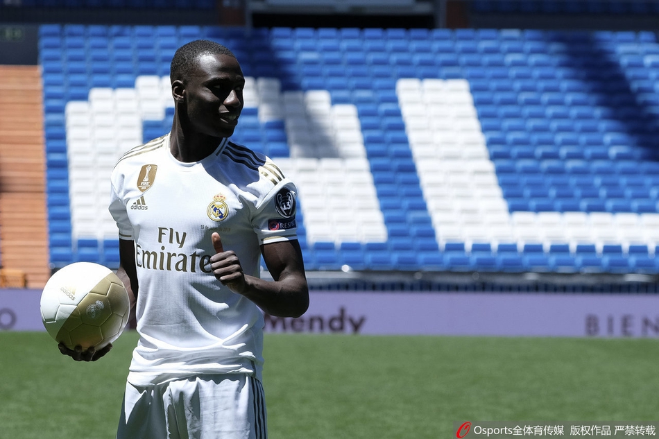 尴尬了！皇马新援亮相颠球失误