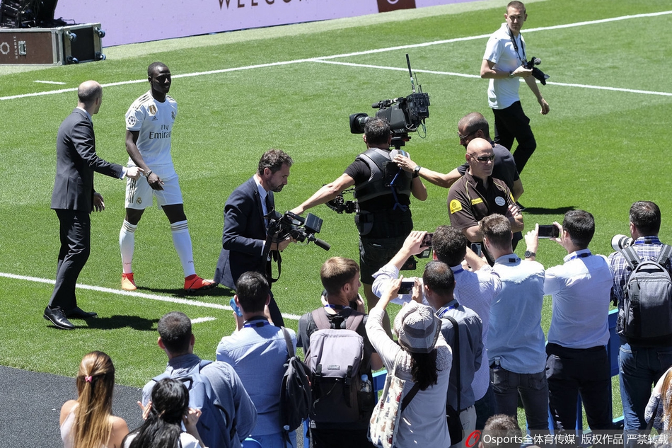 尴尬了！皇马新援亮相颠球失误