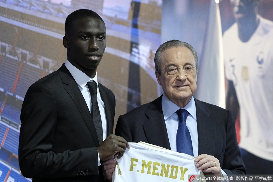 尴尬了！皇马新援亮相颠球失误