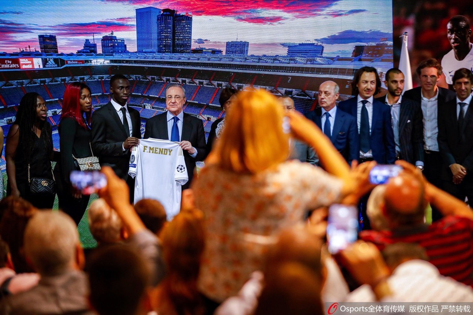 尴尬了！皇马新援亮相颠球失误