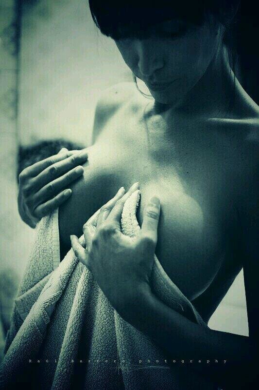 巨乳美女恋米兰！掀衣秀美体