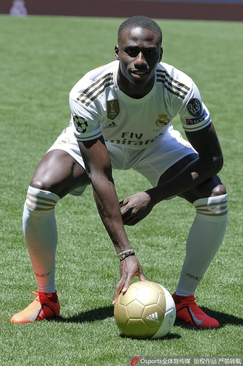 尴尬了！皇马新援亮相颠球失误