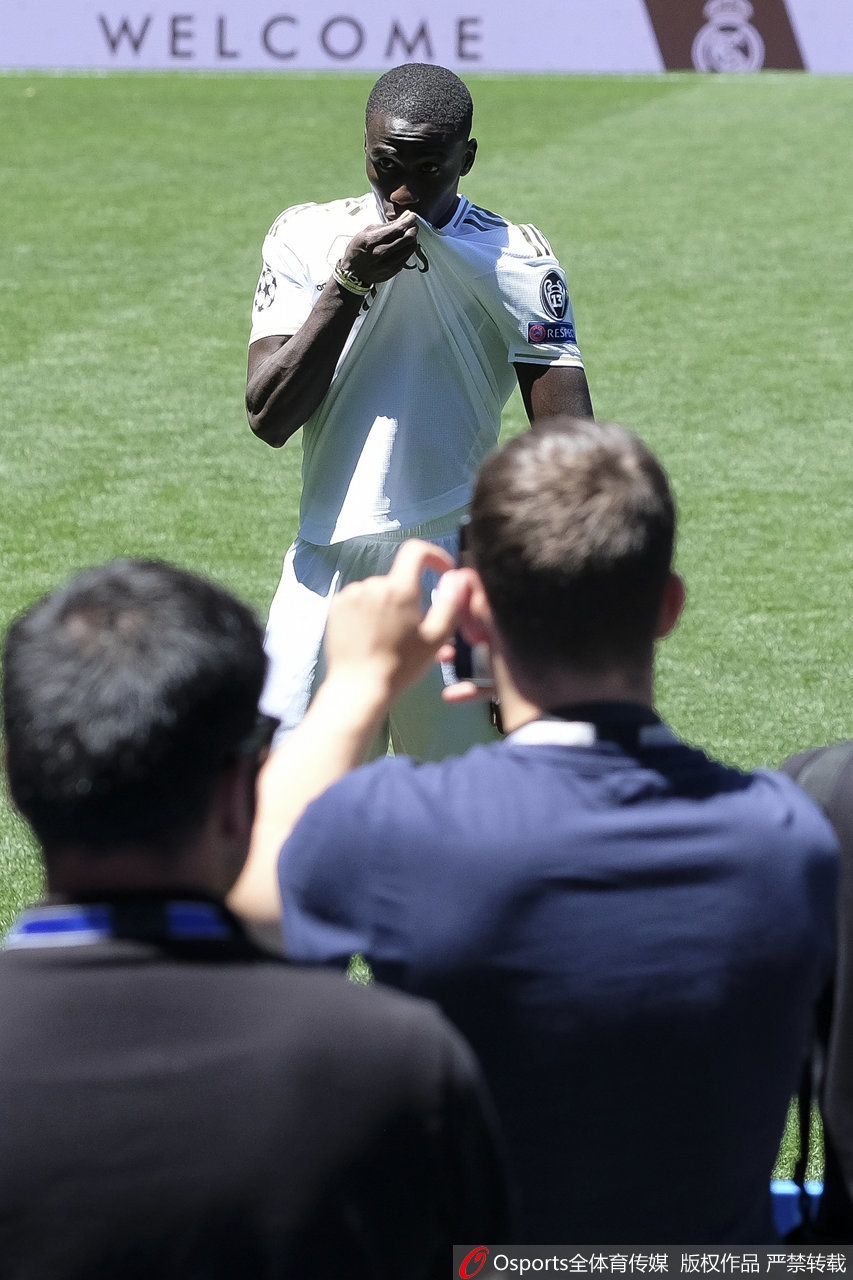 尴尬了！皇马新援亮相颠球失误