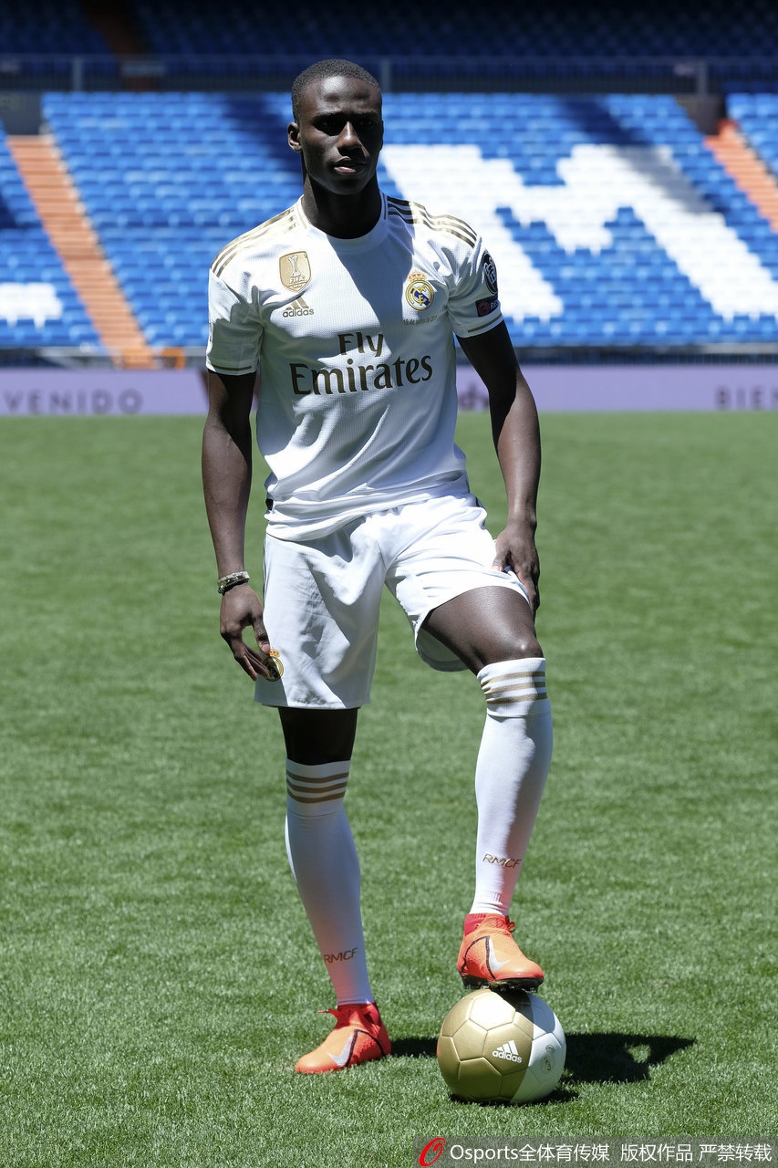 尴尬了！皇马新援亮相颠球失误