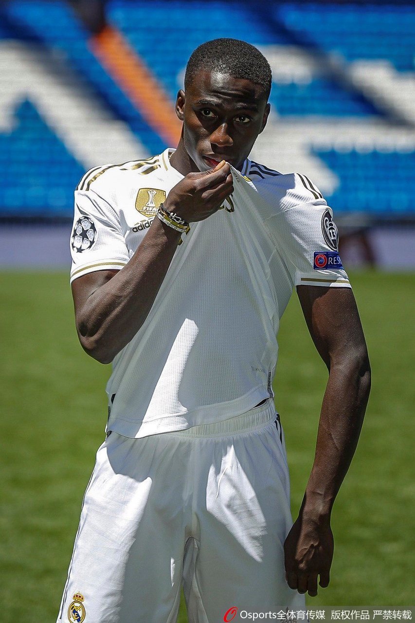 尴尬了！皇马新援亮相颠球失误