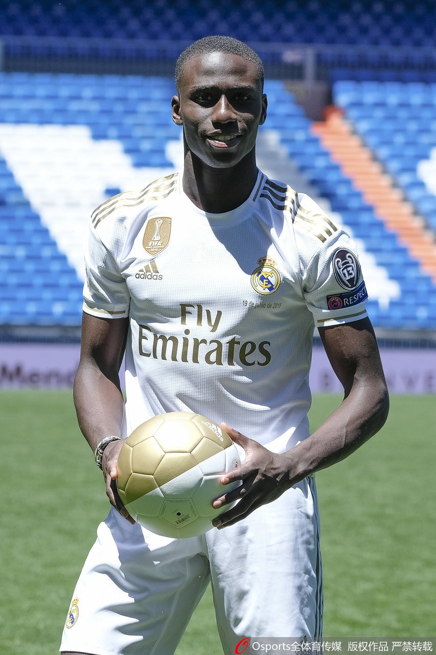 尴尬了！皇马新援亮相颠球失误