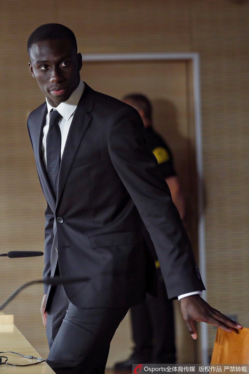 尴尬了！皇马新援亮相颠球失误