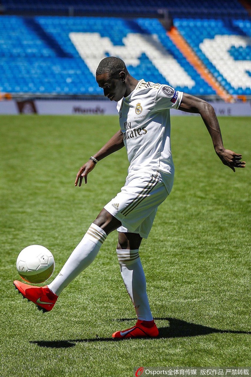 尴尬了！皇马新援亮相颠球失误