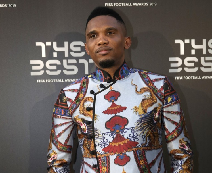 霸气！埃托奥穿龙袍亮相颁奖礼