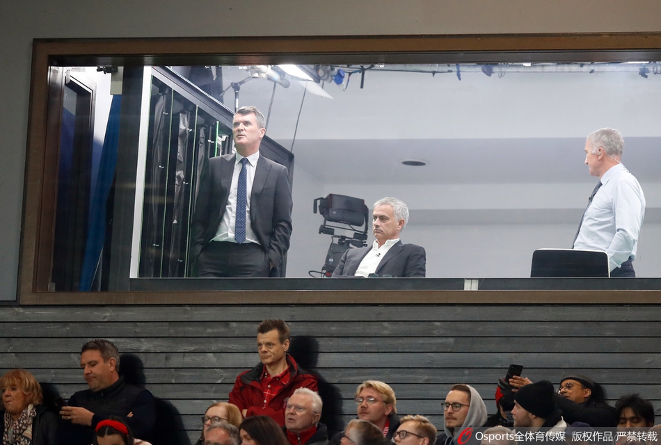 曼联球迷高唱穆帅！狂人送飞吻