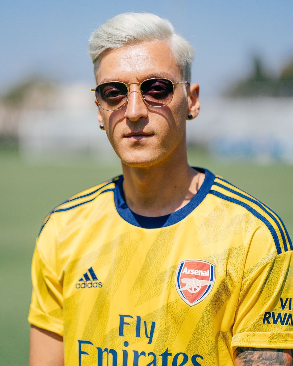 雷人！厄齐尔发型巨变太辣眼