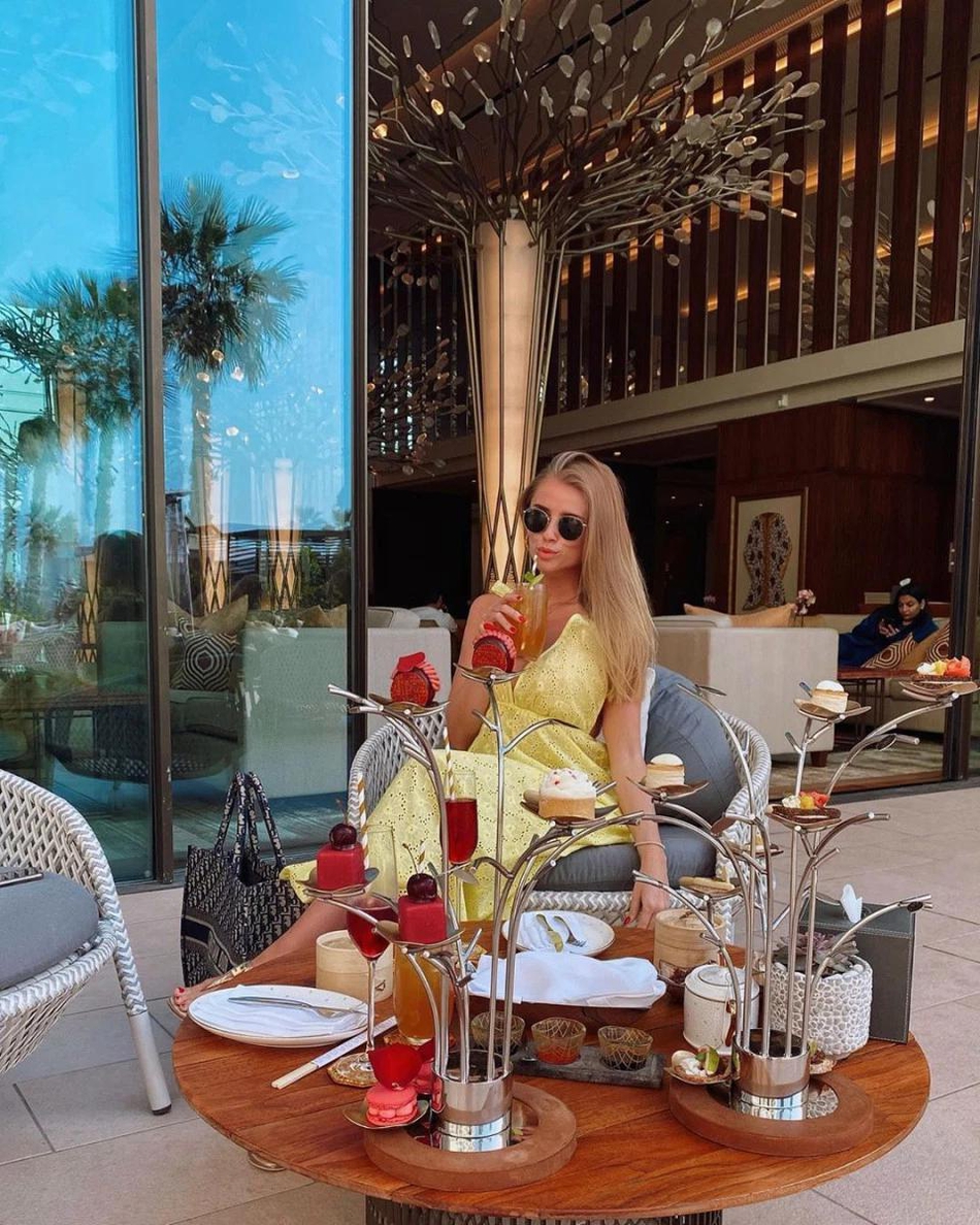 枪手门神团建带娇妻!美貌惊人