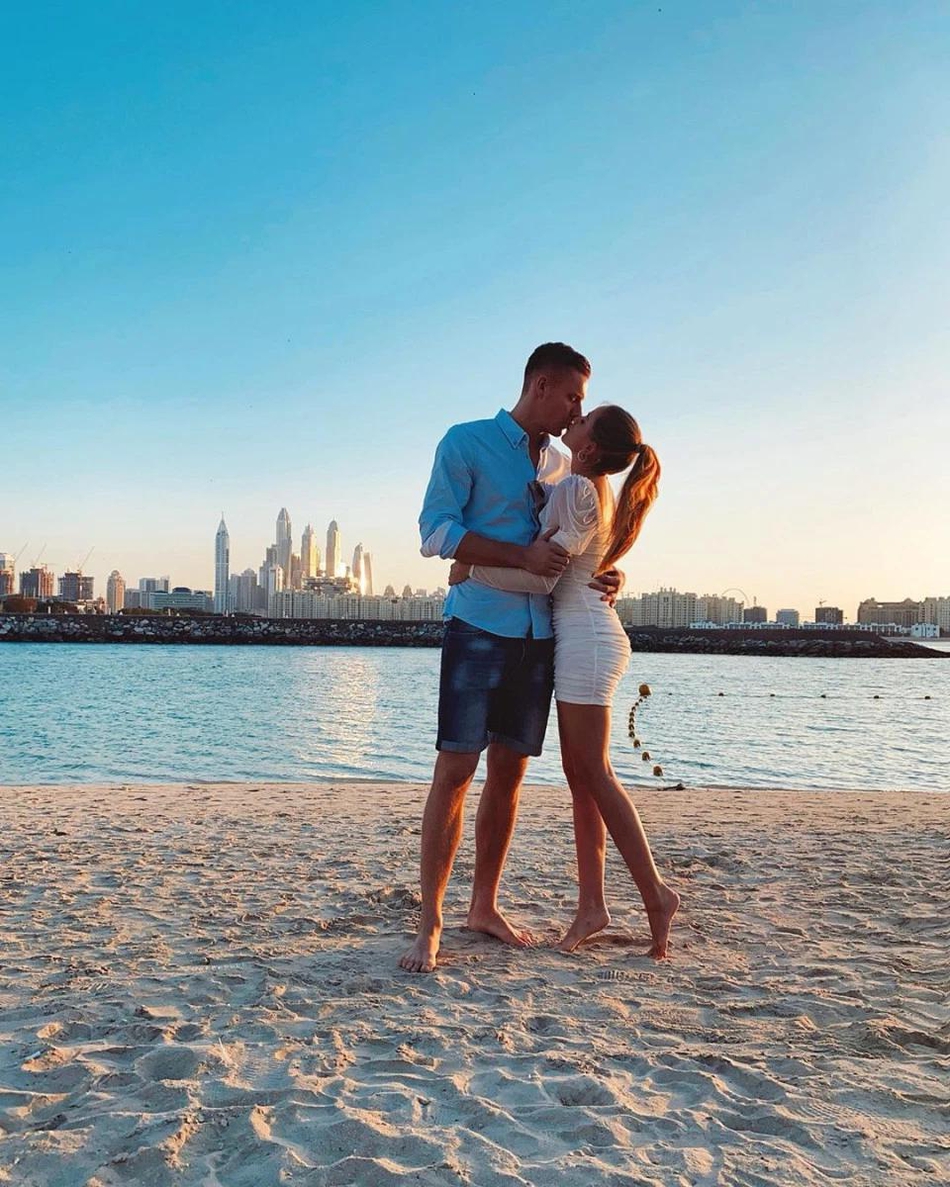 枪手门神团建带娇妻!美貌惊人