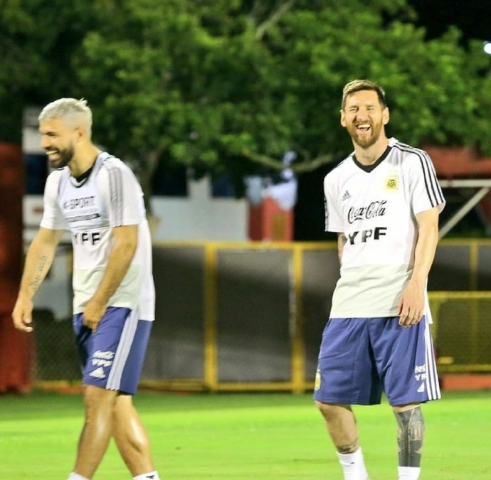 阿根廷训练！梅西阿圭罗玩嗨