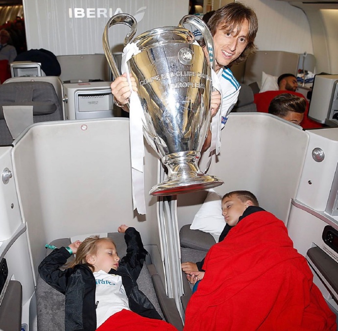 人生赢家！皇马巨星拥可爱三孩