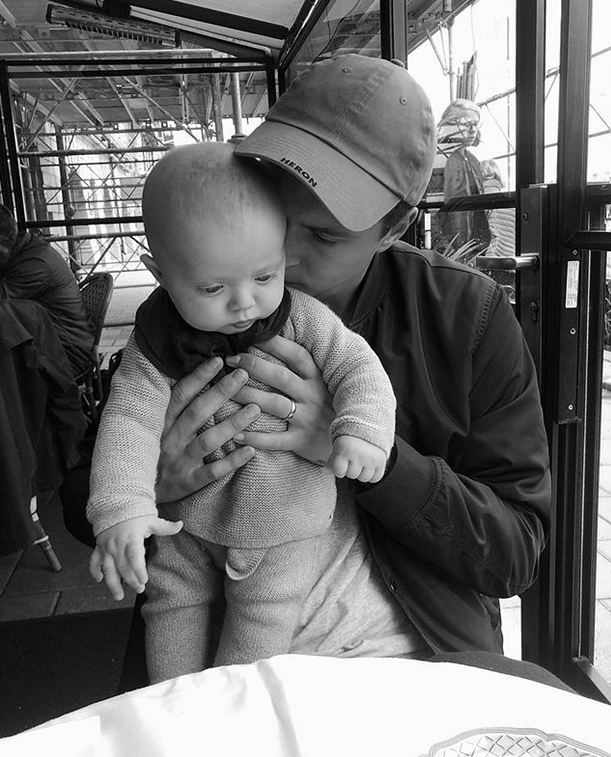 曼联名将怀抱娇妻!身材性感