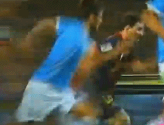 看发怒的梅西 如何硬刚对手！