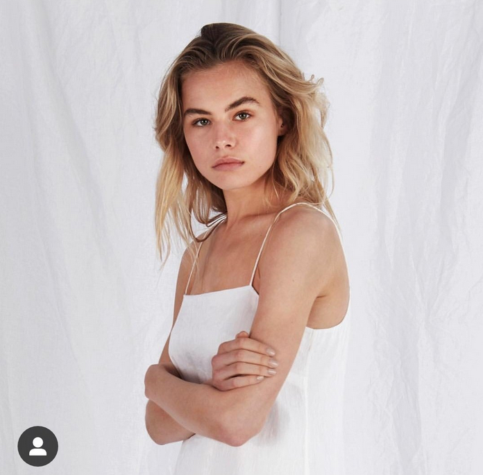 贫乳美女！名将女友别有风情