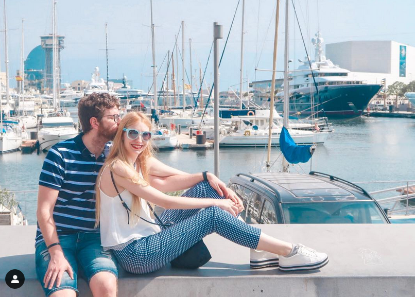 巴萨美女主持人！颜值身材不俗