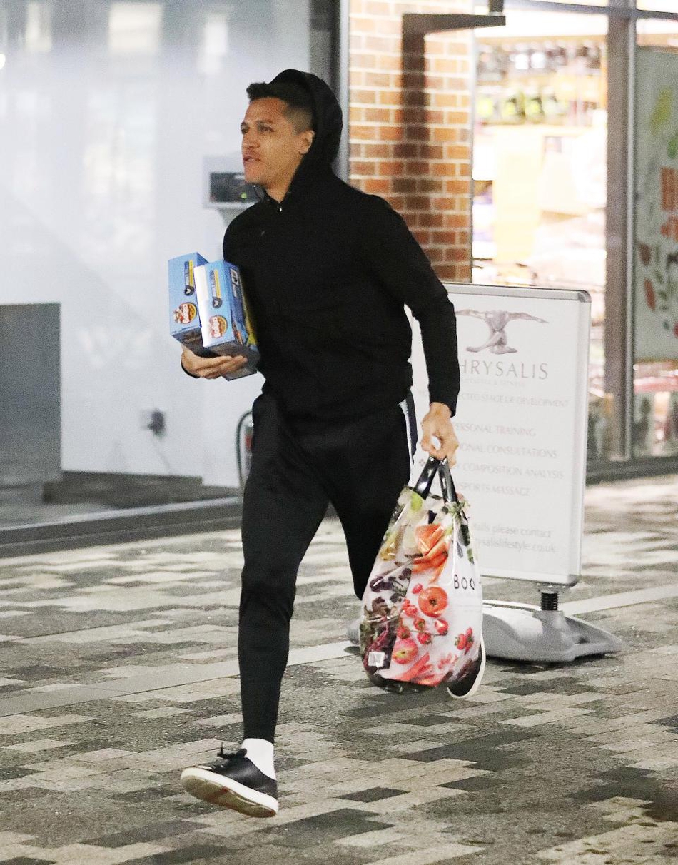 桑切斯豪车逛超市 拎袋大采购