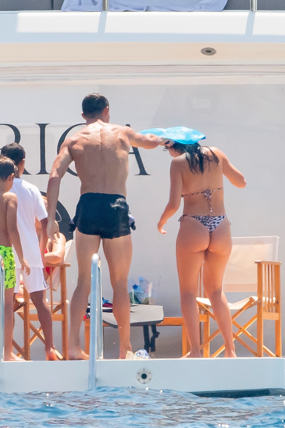 C罗带迷你罗戏水！8块腹肌逆天