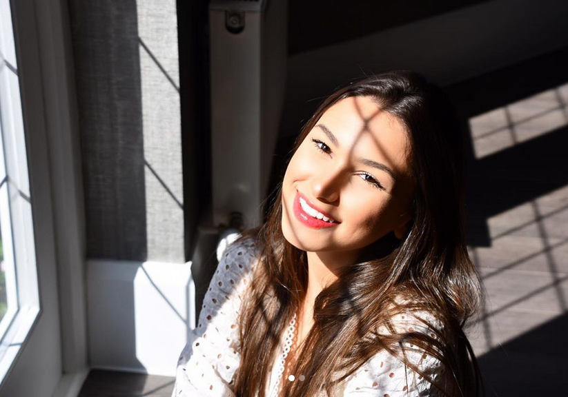 名将拥火辣女友!母亲不许过夜