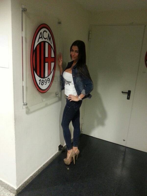 巨乳美女恋米兰！掀衣秀美体