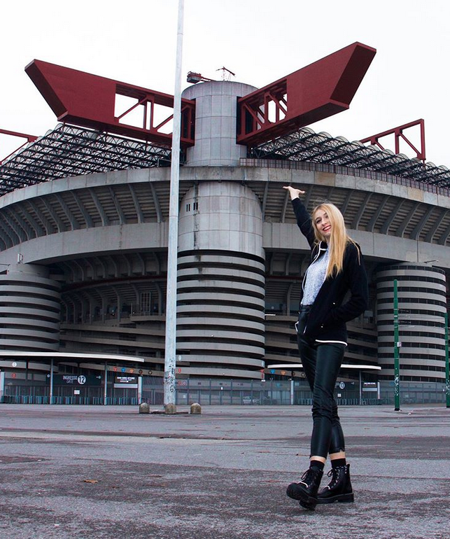 巴萨美女主持人！颜值身材不俗