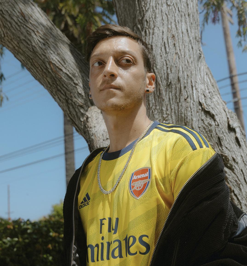 帅炸！阿森纳新客场球衣发布 哈登送出助攻