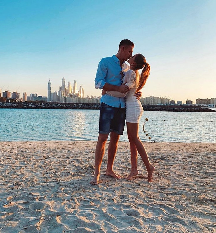 枪手门神团建带娇妻!美貌惊人